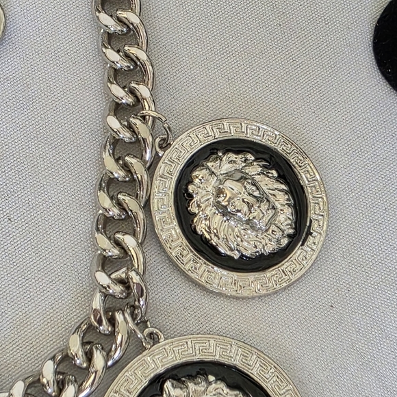 Vintage Chunky Silver Lion Head Medalion Necklace and Earrings Set - Picture 5 of 10